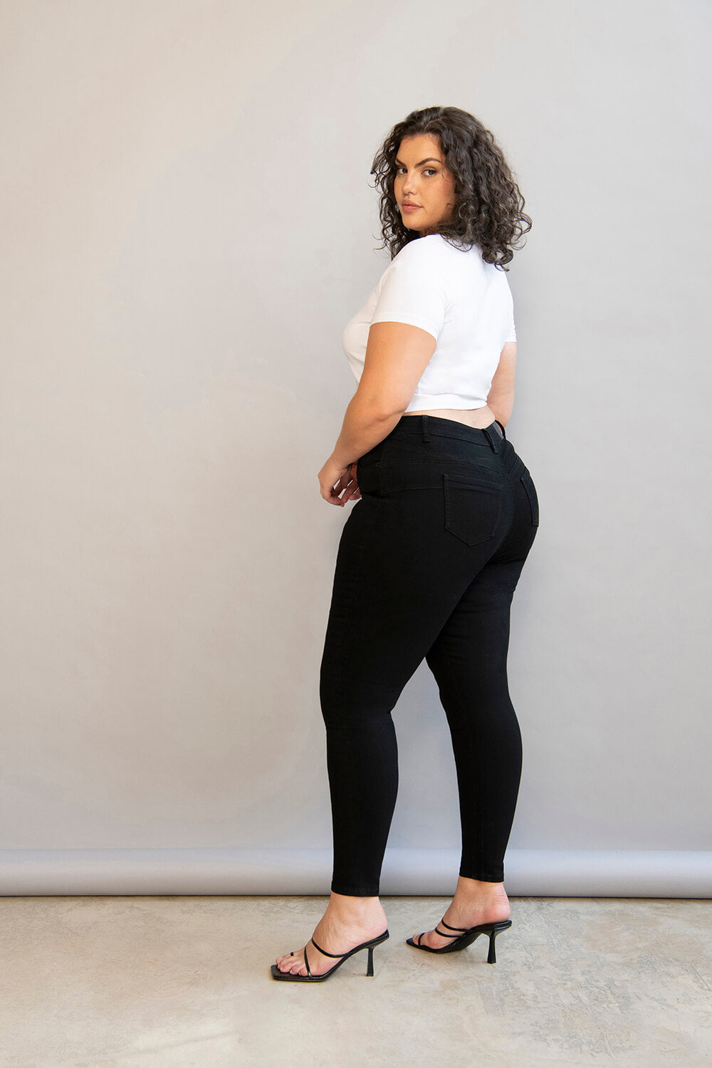 Lucy - Height: 5'9.5 | Wearing Size 18 Tall
